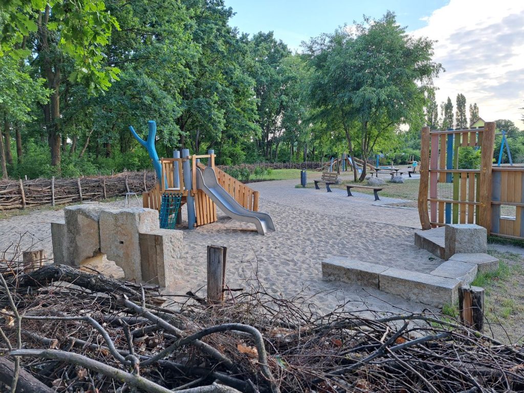 Benjeshecke auf dem Spielplatz Schmalkaldener Straße
